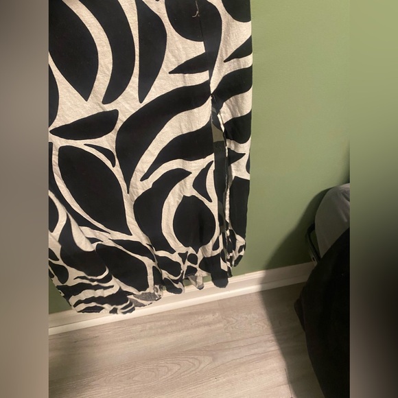 Elegant Black and White Maxi Dress - Picture 2 of 5